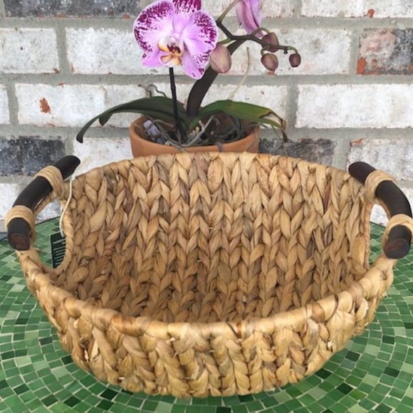 HAND MADE WOVEN BASKET WITH WOODEN HANDLES - Picture 2 of 7
